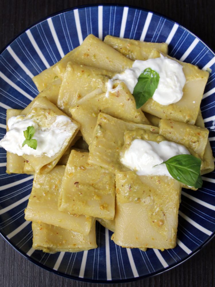 Paccheri al pesto di pistacchio, e stracciatella